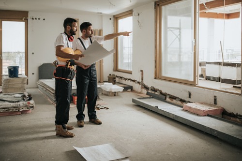 Revue des plans avec le chef de chantier